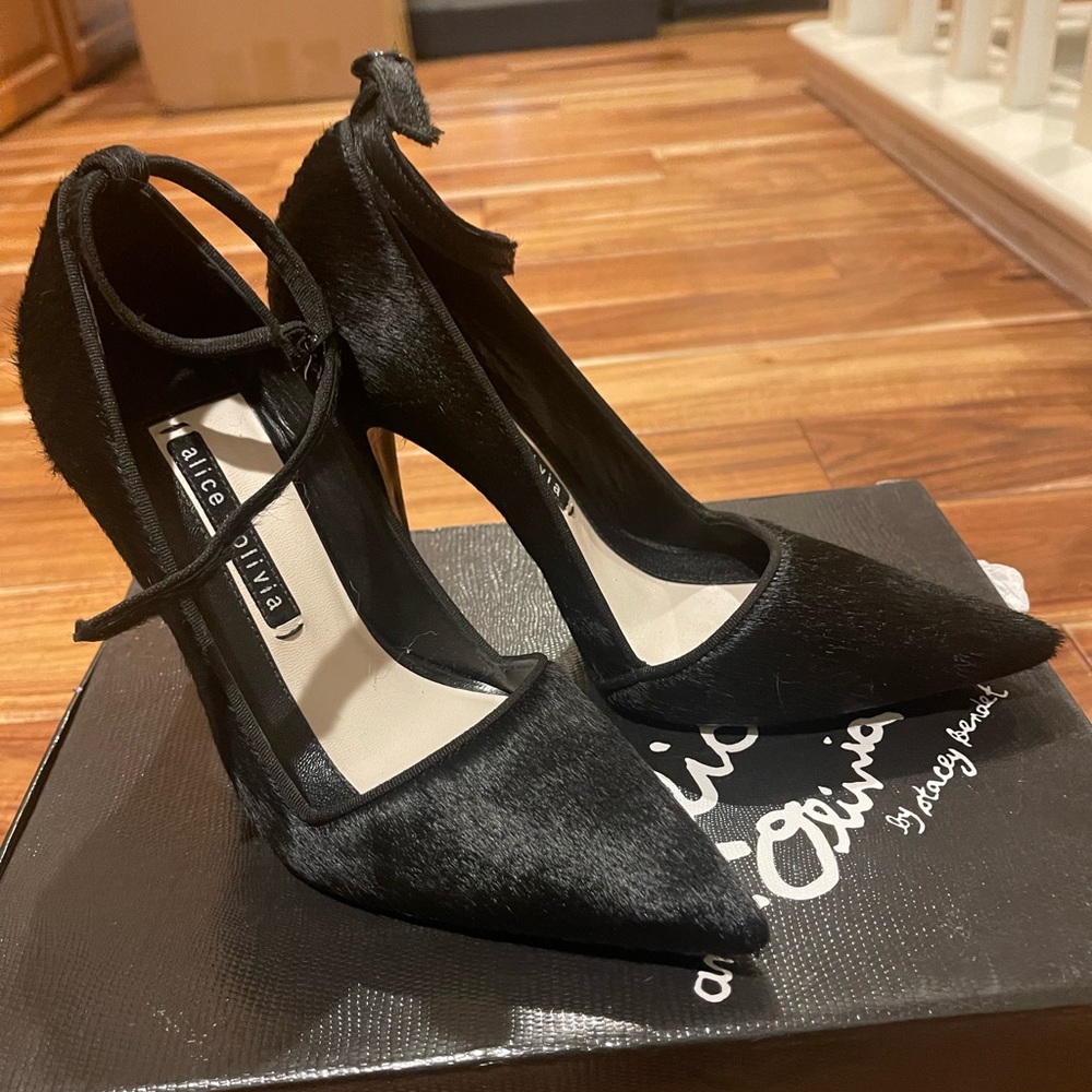 Alice + Olivia by Stacey Bendet MAKAYLA-A-CS Black Fur pumps Size 38 (6.5 US)